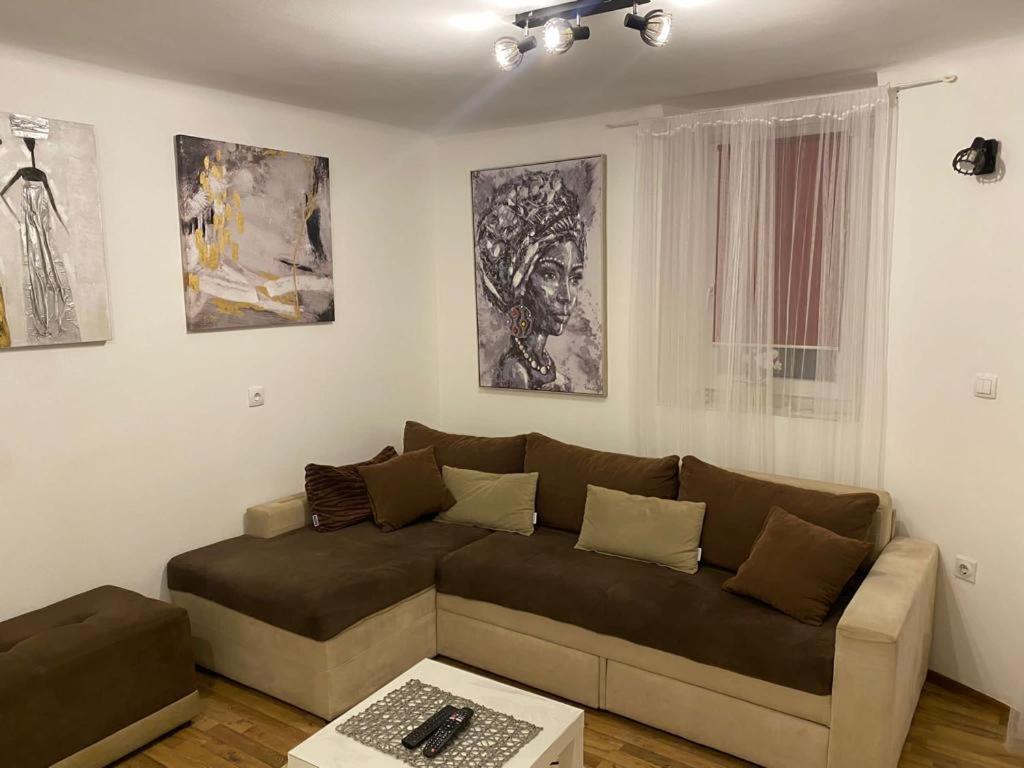 Lana Apartman Belgrado Buitenkant foto